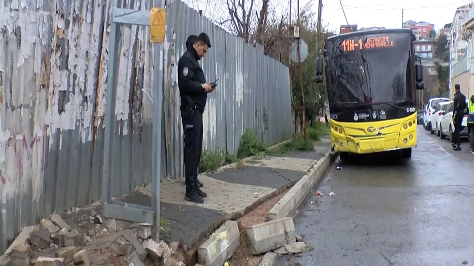 Beykoz'da İETT otobüsü aydınlatma direğine çarptı: 4 yaralı