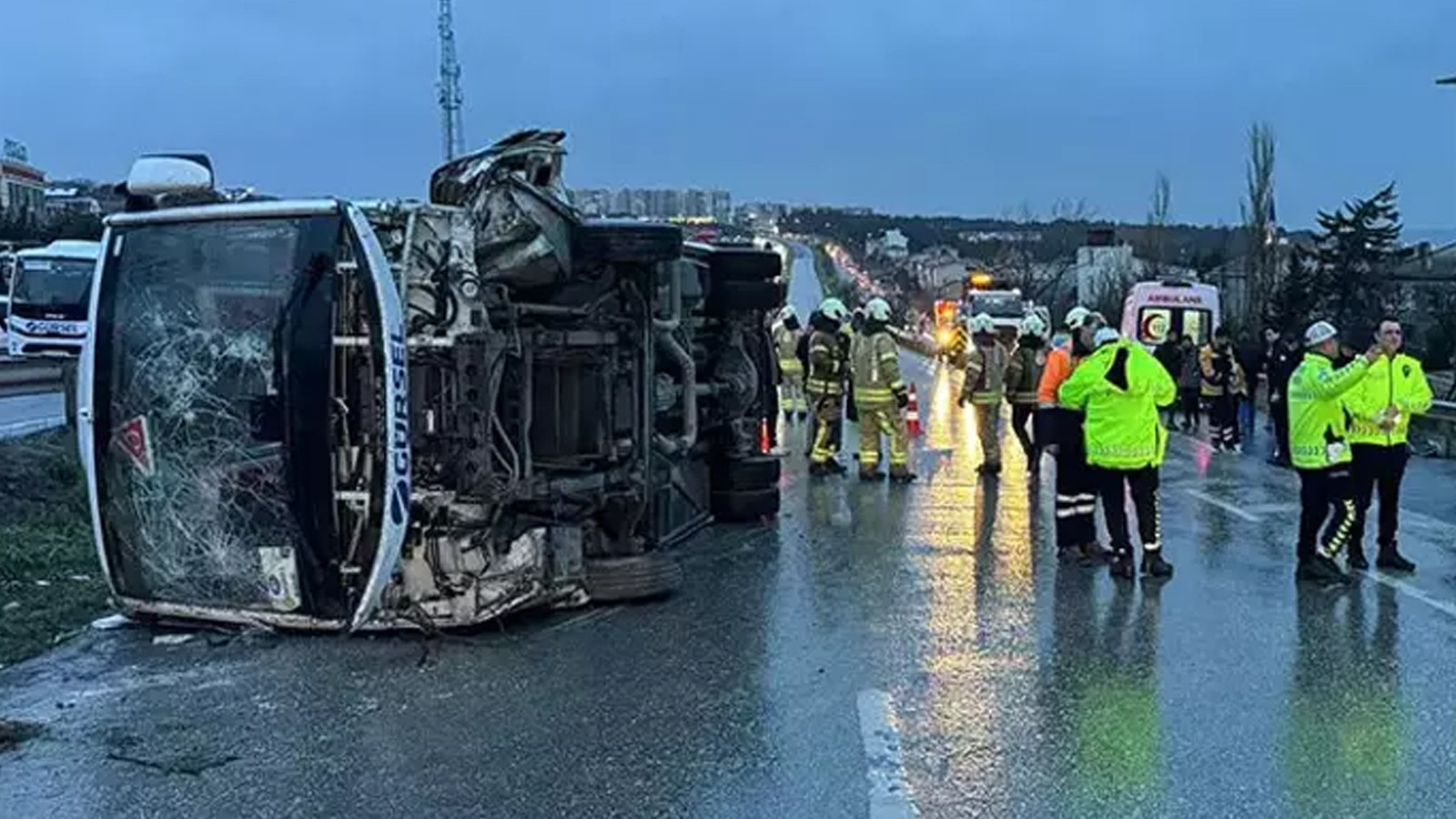 İstanbul Büyükçekmece'de servis midibüsü devrildi: Ölü ve yaralılar var