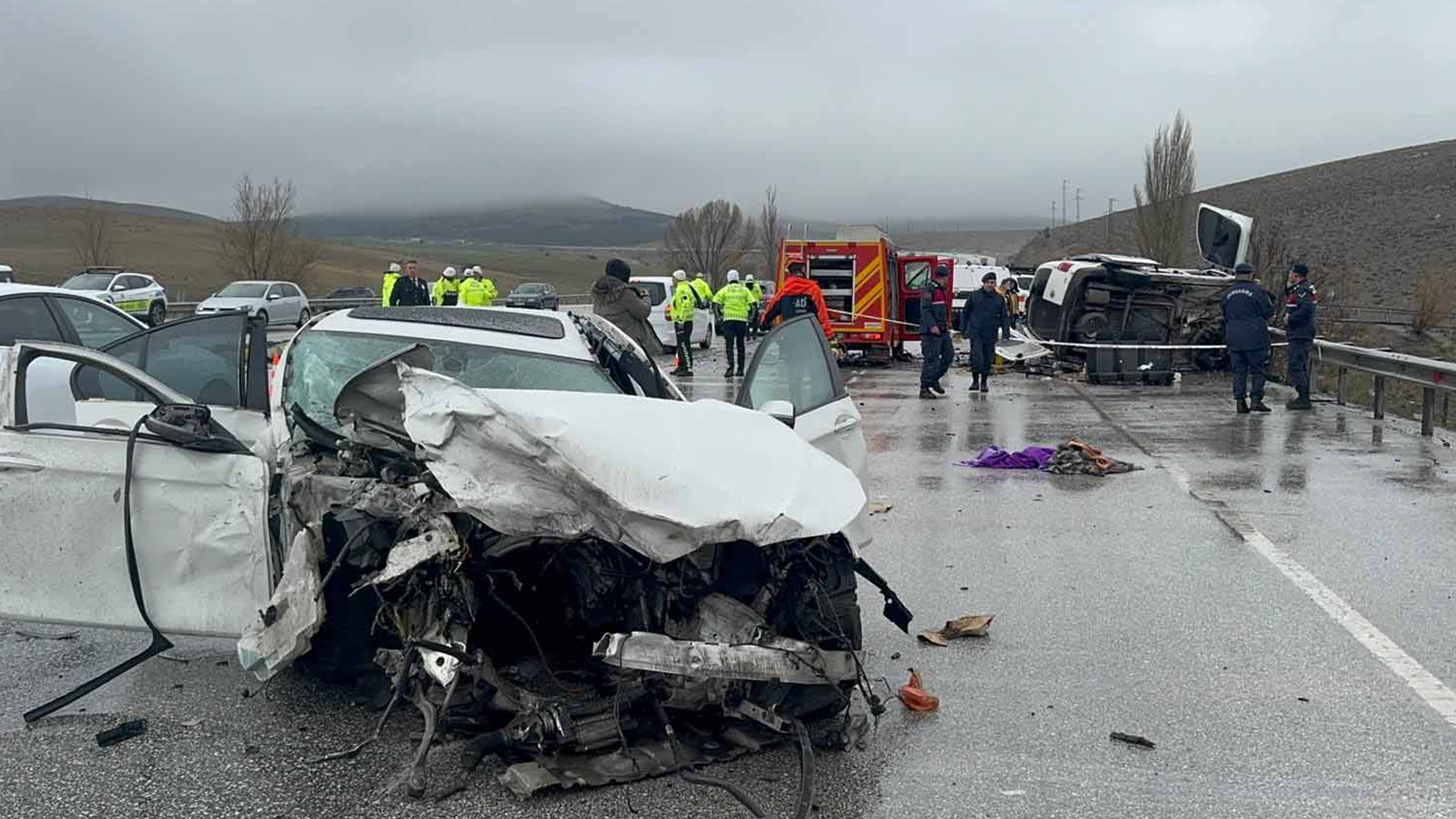 Konya'da feci kaza: Baba ve oğlu öldü, 4 kişi yaralandı