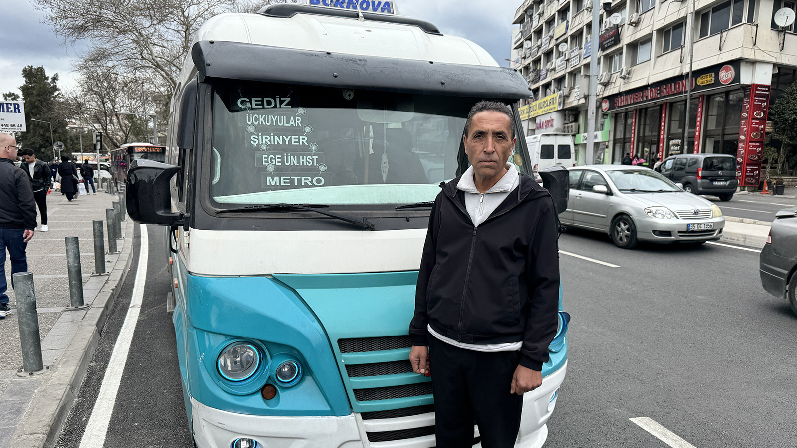 İzmir'de sancısı tutan kadın dolmuşta doğum yaptı