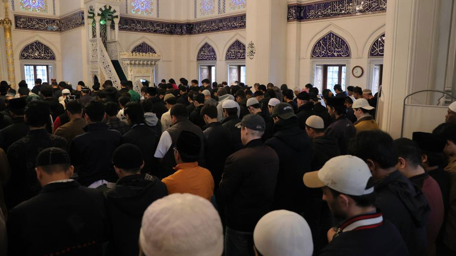 Tokyo Camii'nde bayram namazı yoğun katılım nedeniyle 5 kez kılındı