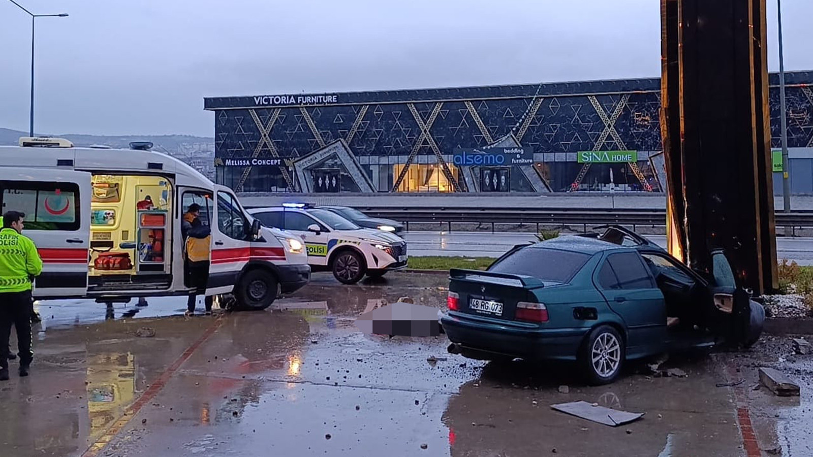 Otomobil reklam panosuna çarptı: 1 ölü, 2 yaralı