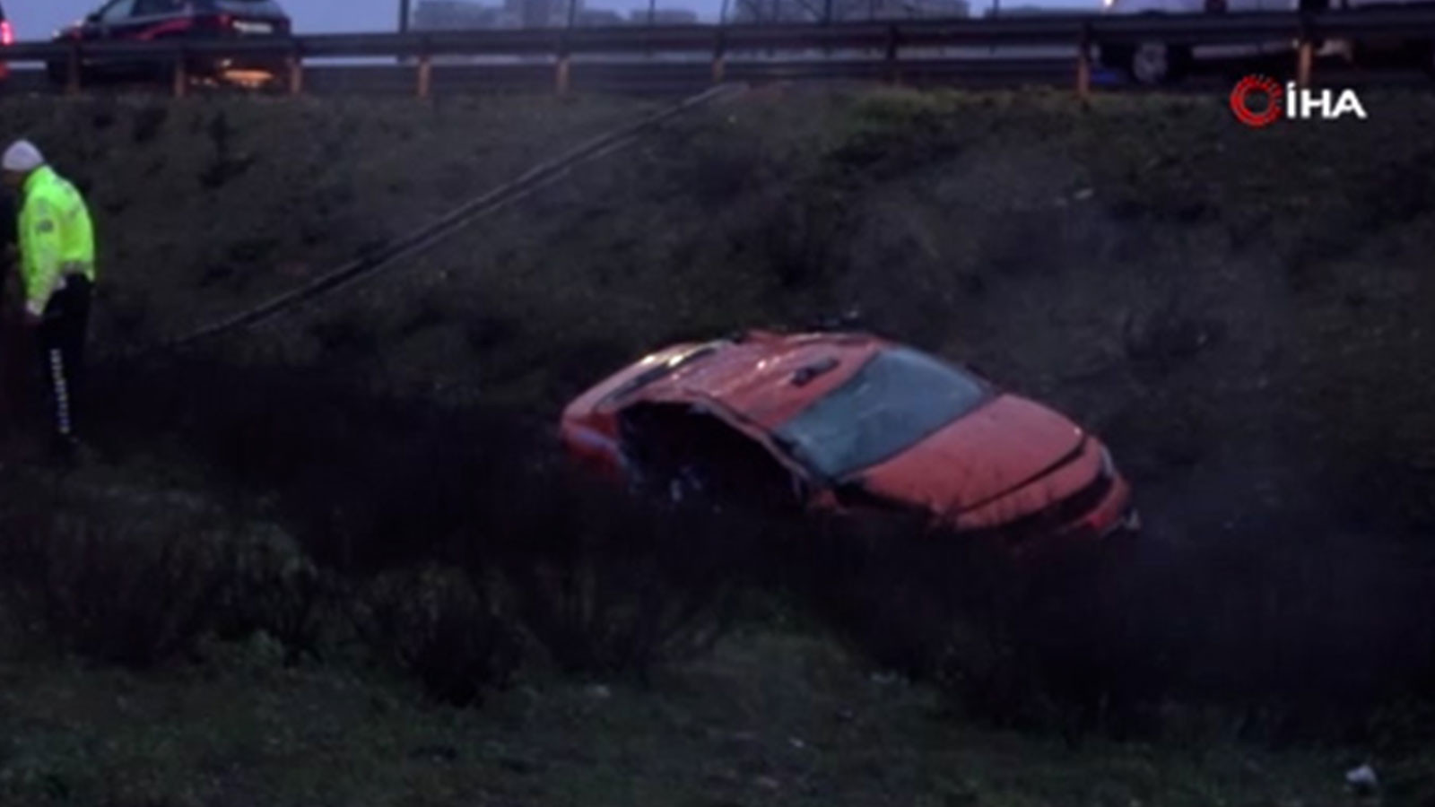 Pendik’te ticari taksi su kanalına uçtu: 3 ölü, 1 yaralı