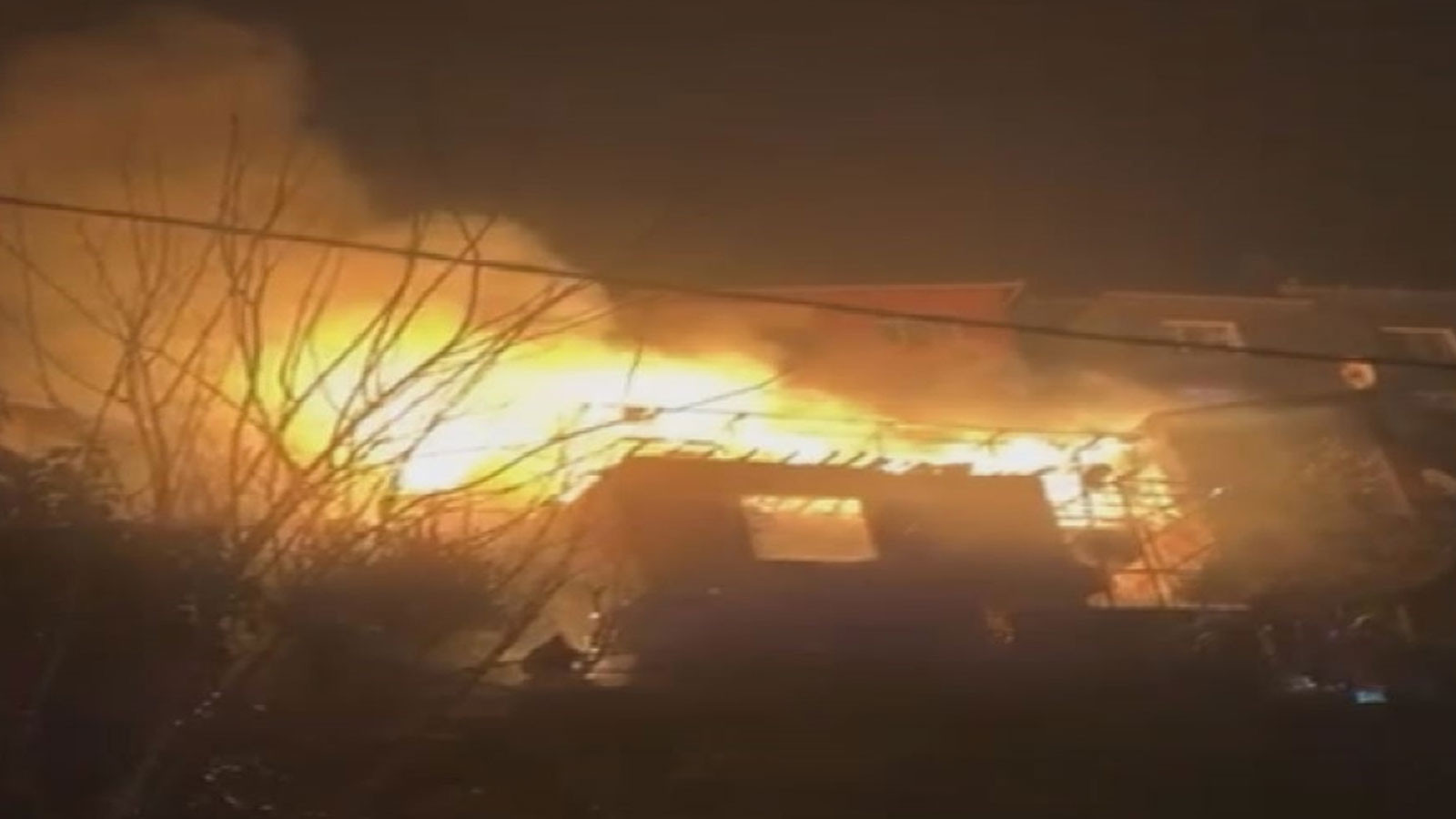 Sarıyer'de faciaya ramak kala: 2 gecekondu alev alev yandı