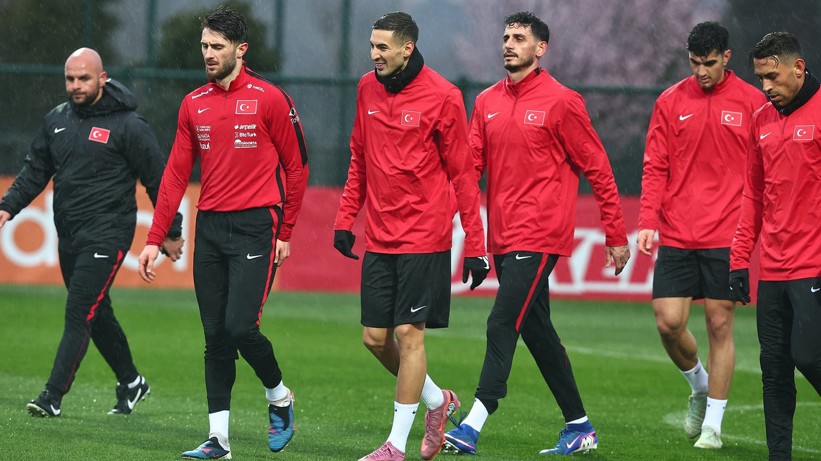 3 büyüklerden 33 futbolcu milli takımlarına davet edildi