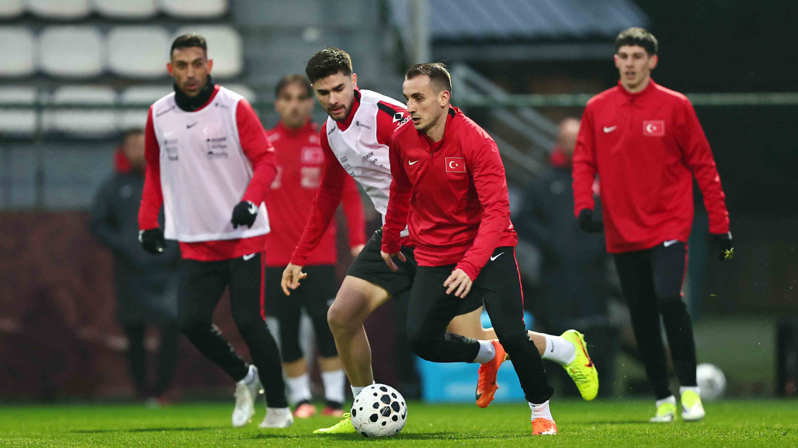 A Milli Futbol Takımı'nın Romanya maçı antrenmanına Ümit Milli Takım'dan takviye