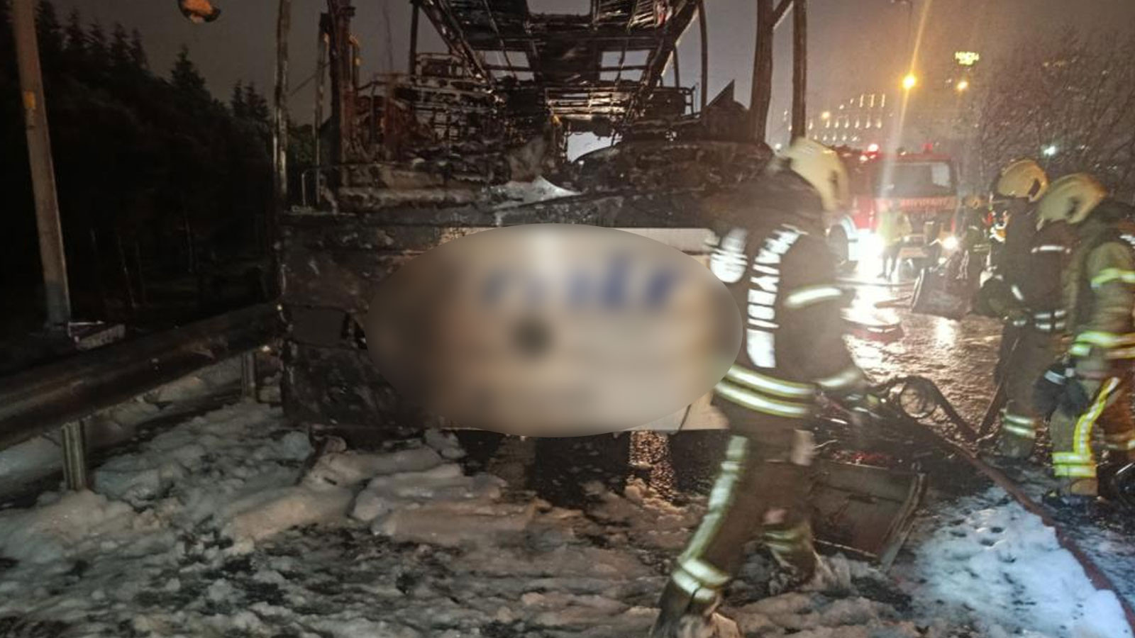 Bağcılar TEM'de yolcu otobüsü alev alev yandı