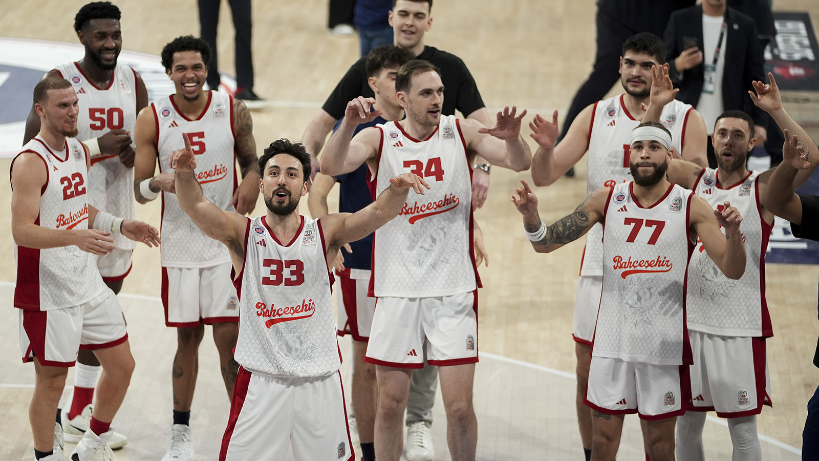 Bahçeşehir Koleji evinde Anadolu Efes'i mağlup etti