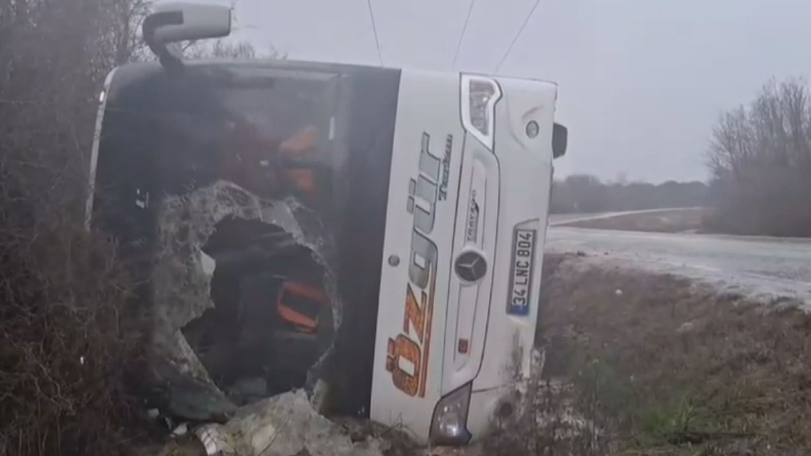 Çatalca'da polisleri taşıyan midibüs devrildi: 3 yaralı