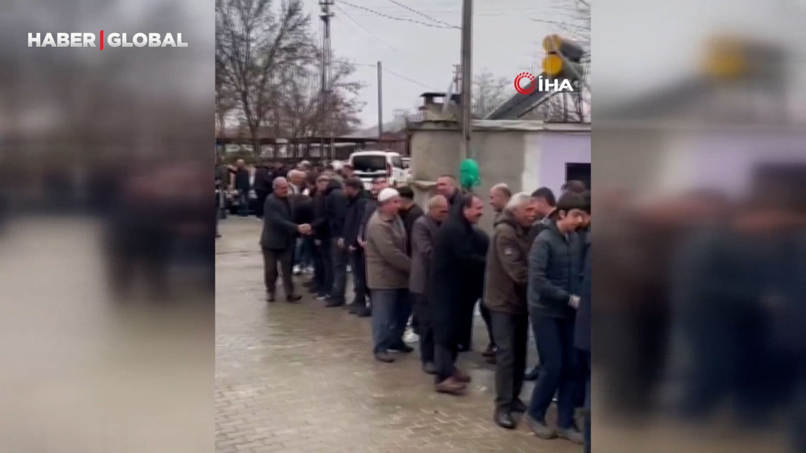 Elazığ’da asırlık bayramlaşma geleneğinde metrelerce kuyruk