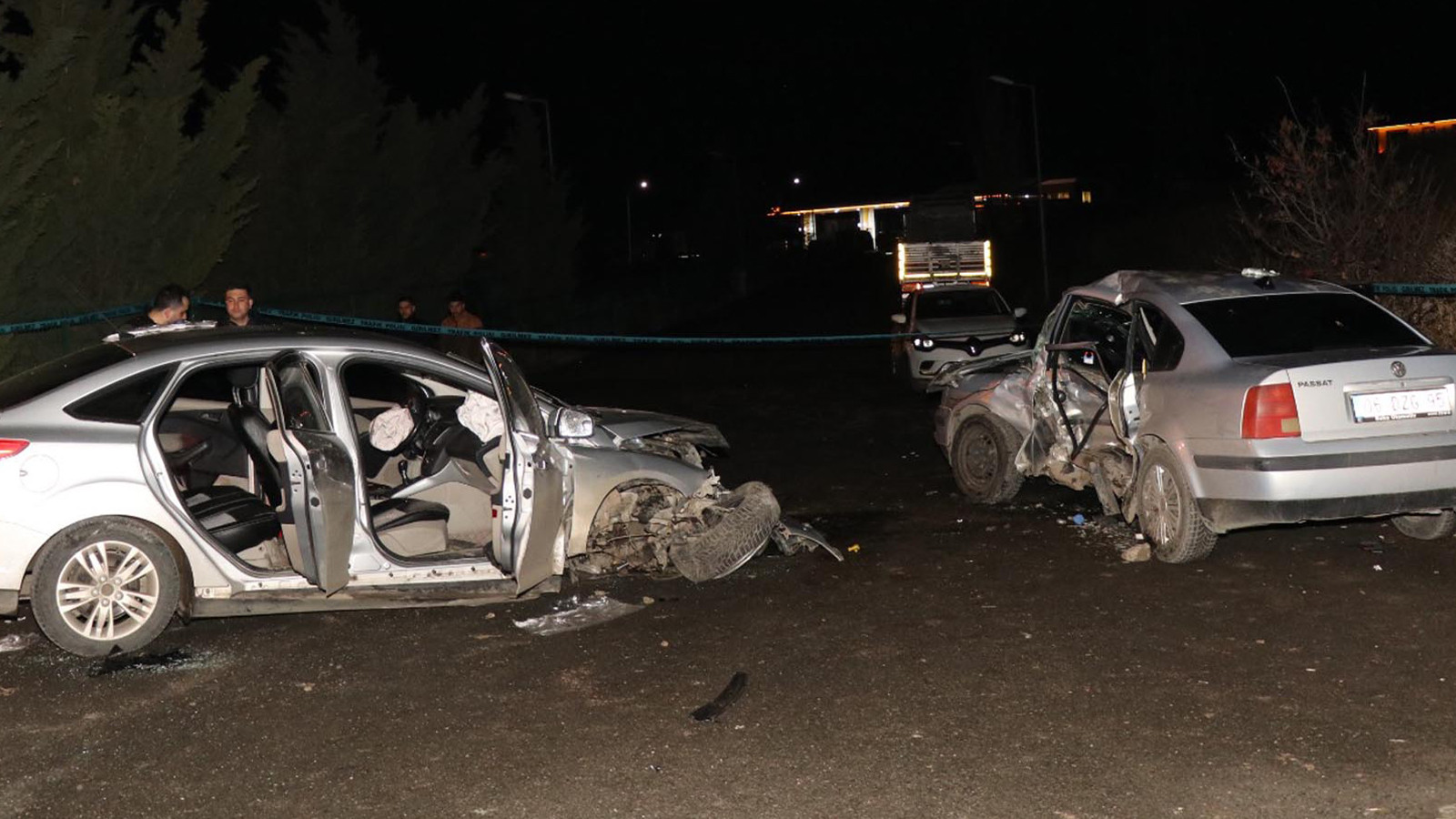 Otomobil, park halindeki araca çarptı: 1’i ağır, 5 yaralı