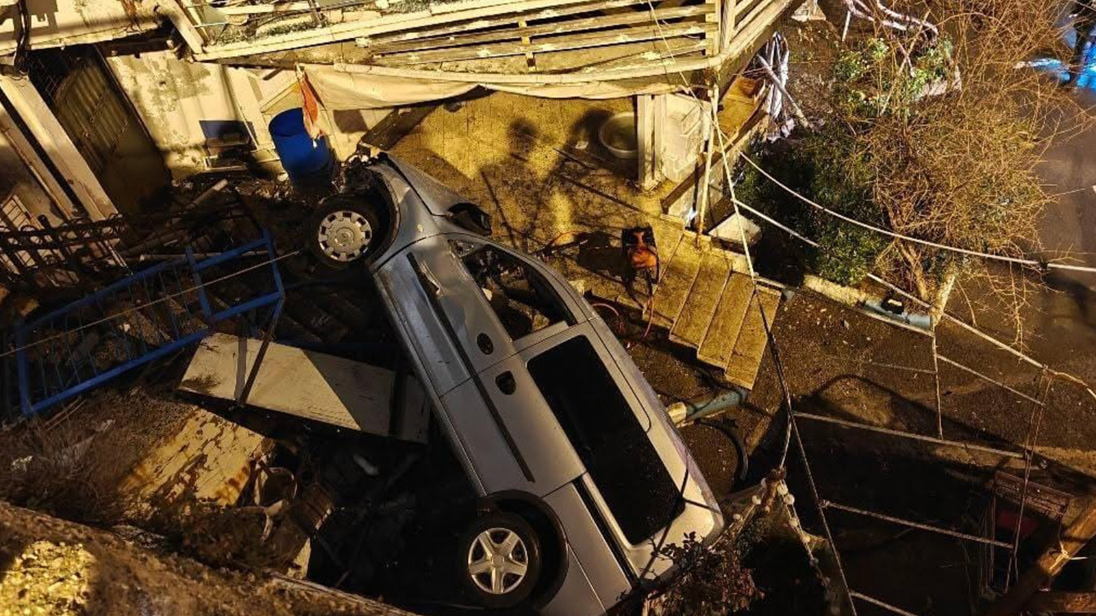 Hafif ticari araç 5 metreden aşağı düştü