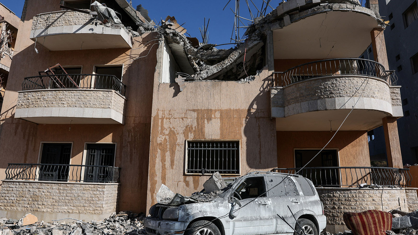 İsrail uçakları Lübnan'ı bombaladı!