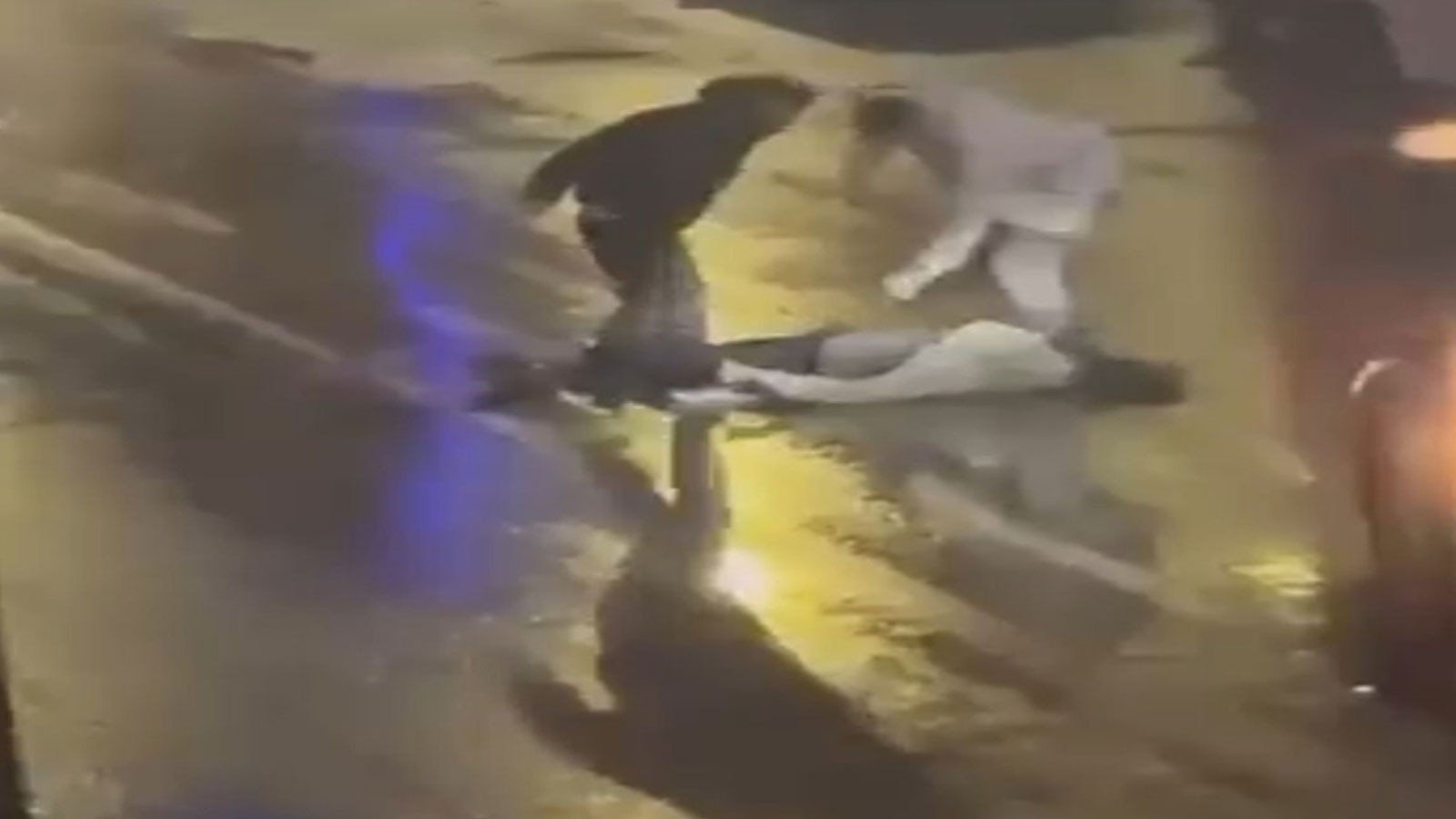 Kocaeli'de bir şahıs cadde ortasında tekme ve yumruklarla darbedildi