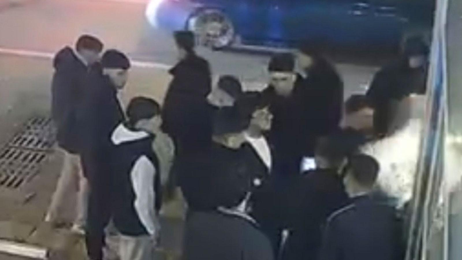 Konuşuyormuş gibi yapıp aniden yumruk attı, ortalık meydan muharebesini aratmadı