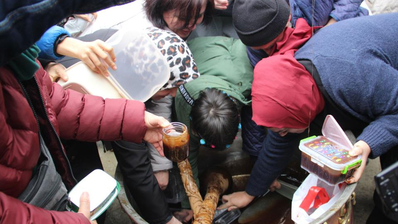 Mesir Macunundan alabilmek için kazanın içine girdiler