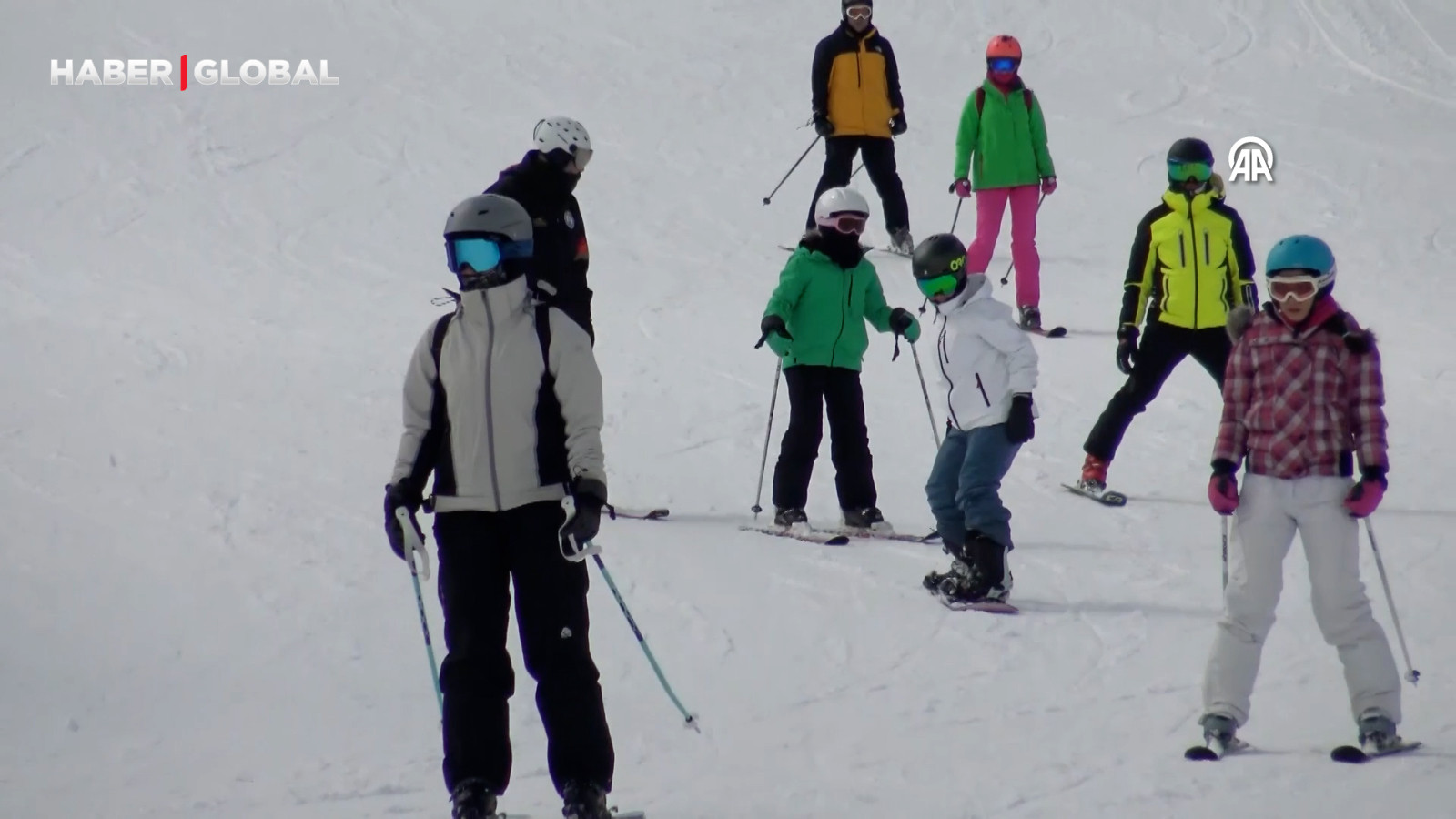 Sarıkamış Kayak Merkezi bayram tatilinde kayakseverlerle doldu