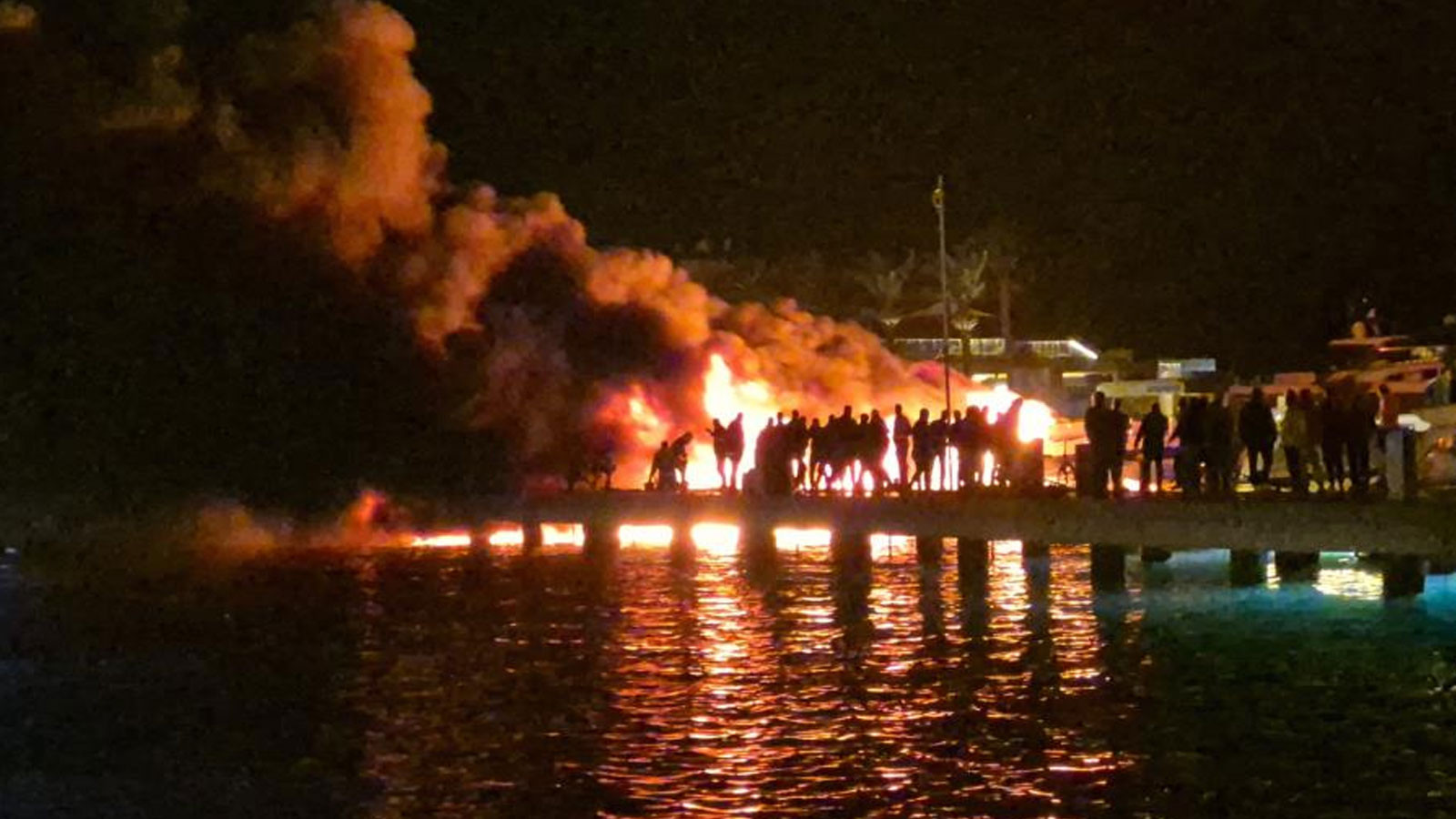 Bodrum'da sıcak saatler! Milyonluk tekneler alev alev yanıyor