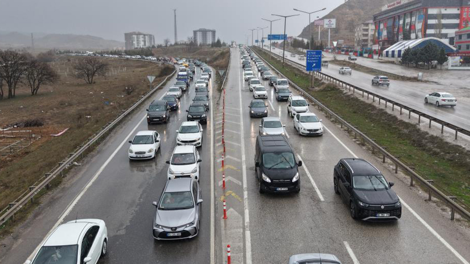 Tatilciler dönüşe geçti: Milyonlarca öğrenci pazartesi ders başı yapacak