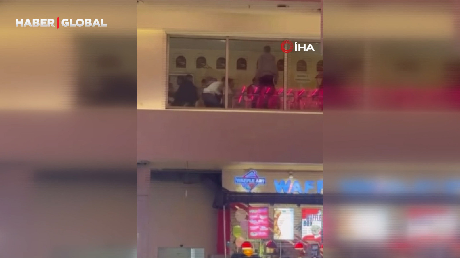 Vatandaşlar sinemada film izler gibi yemek katından kavgayı izledi