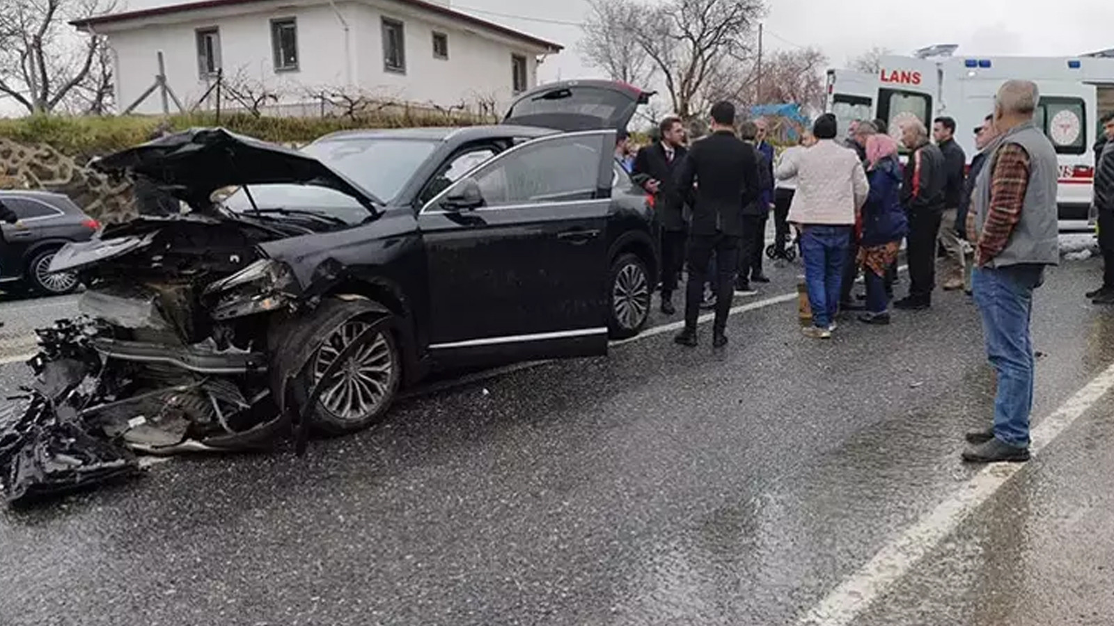 AK Parti konvoyunda kaza! 2 kişi yaralandı