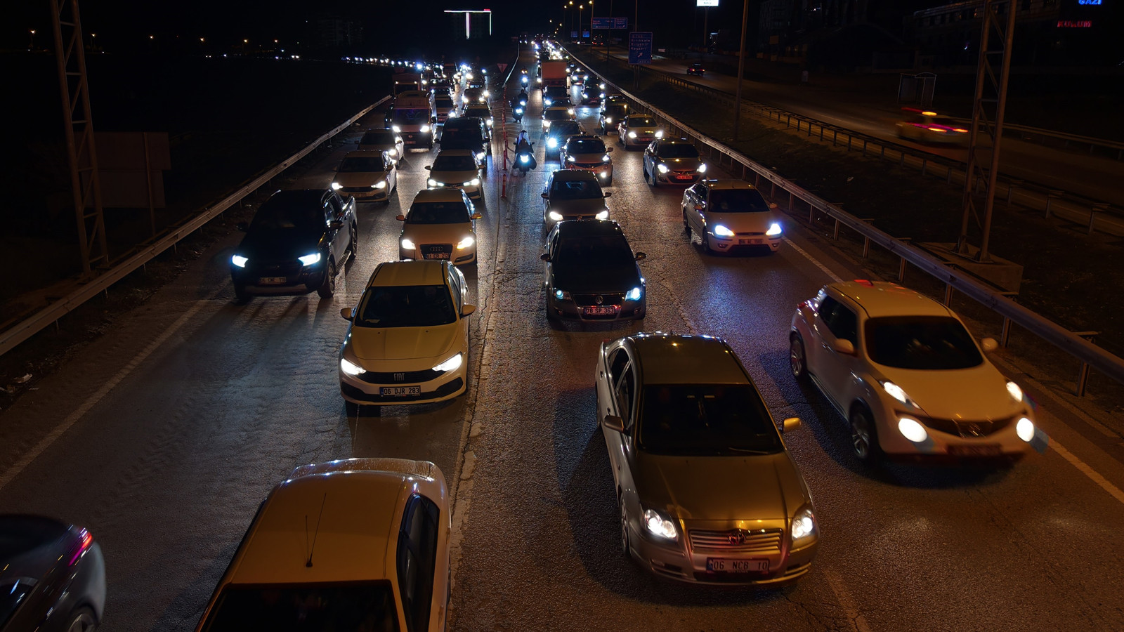 Bayram bitti, tatilciler mega kentlere akın etti: Kuyruk oluştu