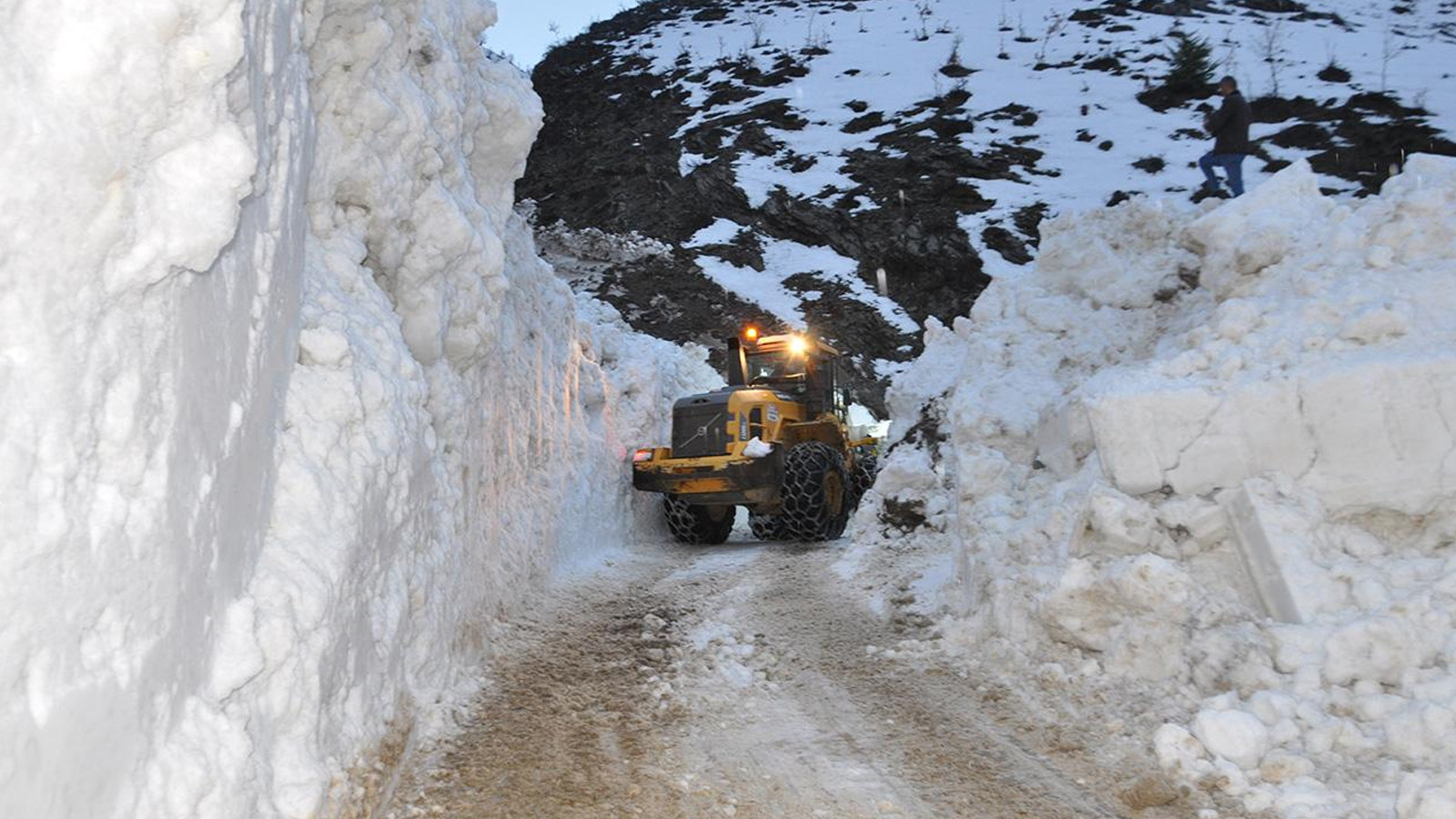 Bitlis'te çığ yolu kapattı: Ekipler seferber oldu