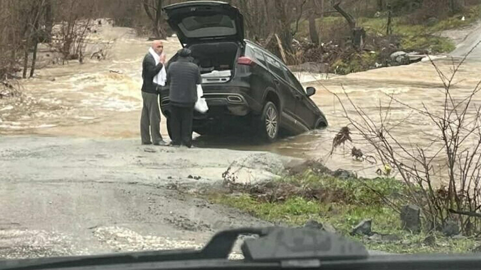 Çanakkale’de sağanak nedeniyle köy yolu kapandı
