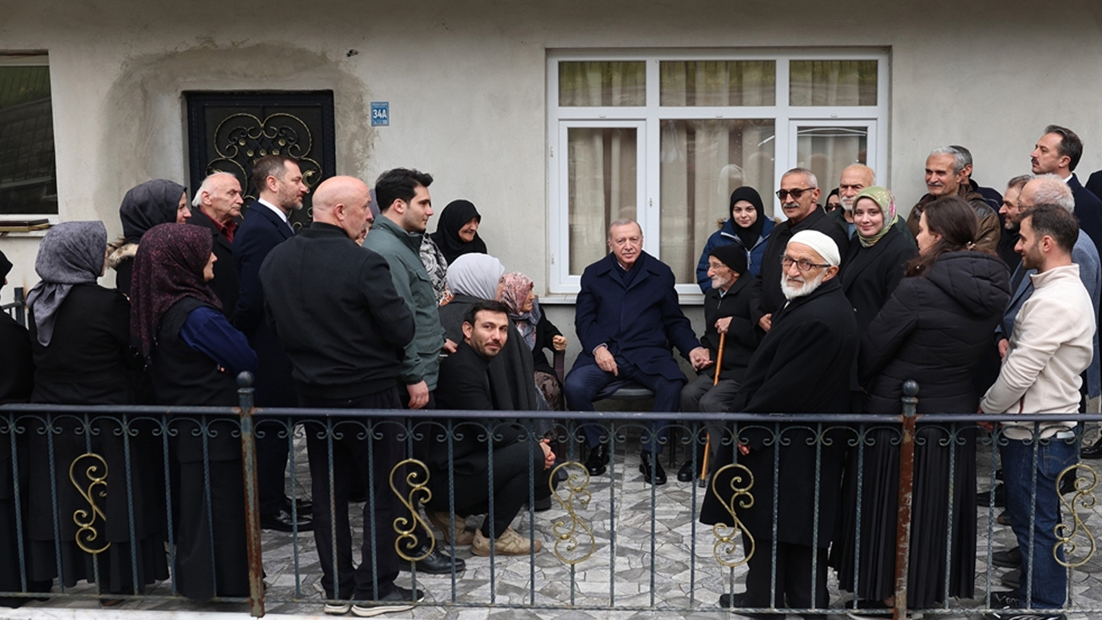 Cumhurbaşkanı Erdoğan, baba ocağındaki komşularıyla bayramlaştı