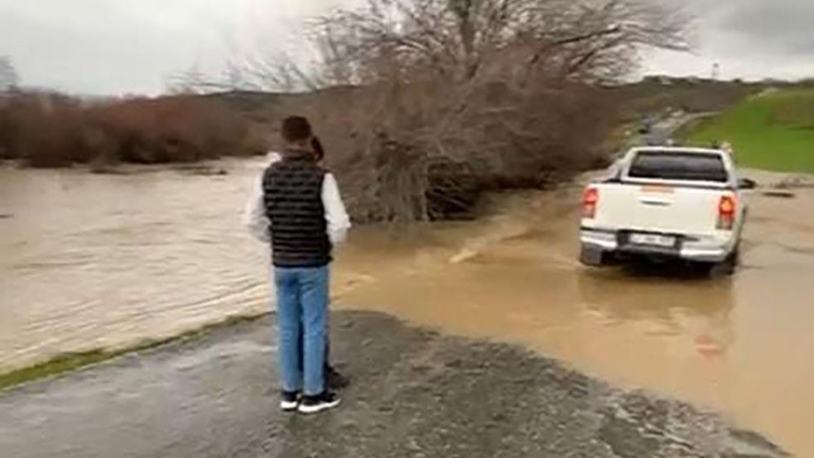 Diyarbakır'ı sağanak vurdu: Ulaşım kesildi, her yer sular altında kaldı