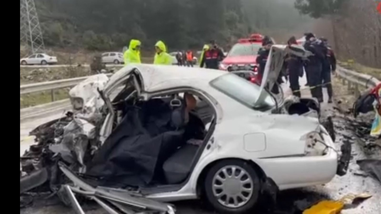 Isparta-Antalya kara yolunda feci kaza: 2 ölü, 4 yaralı