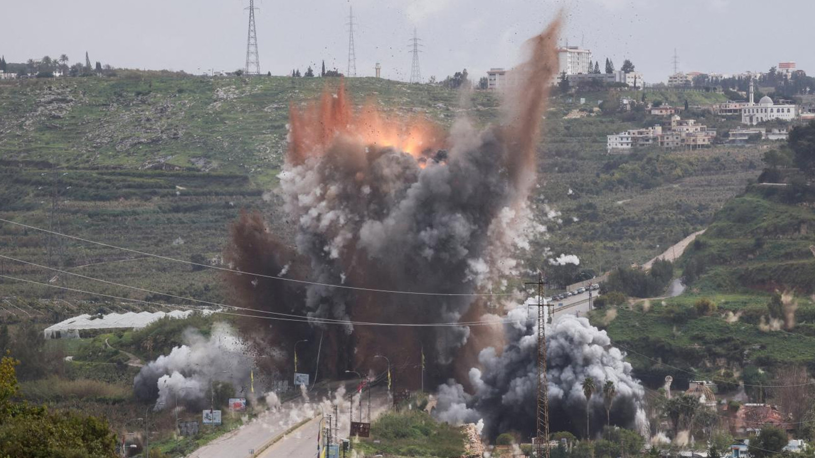 İsrail, Lübnan'ın güneyindeki Kasımiye Köprüsü'nü bombaladı
