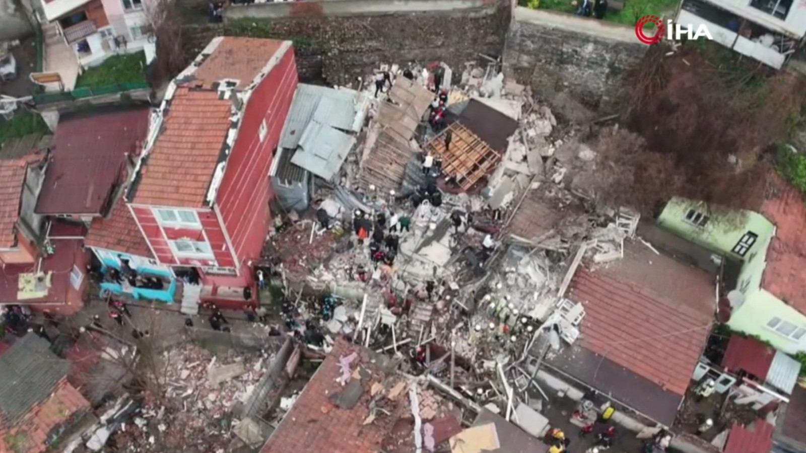 İstanbul Fatih'te bina çöktü!