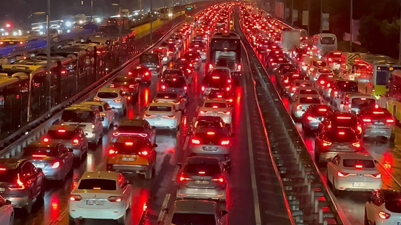 İstanbul’da trafik durma noktasına geldi