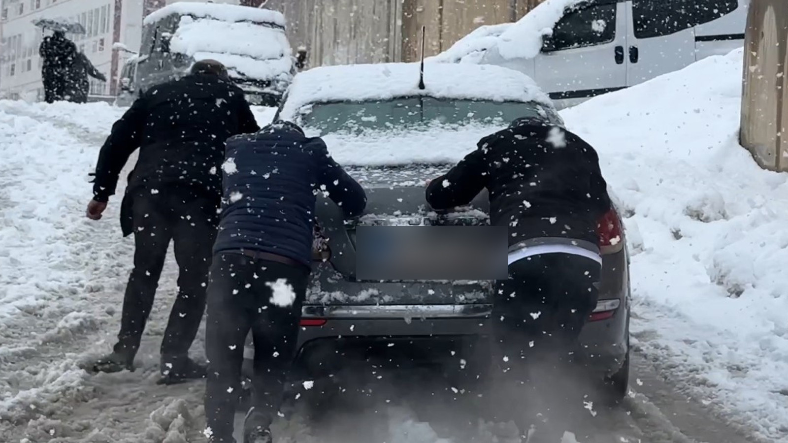 Yüksekova’da kar esareti! Araçlar mahsur kaldı