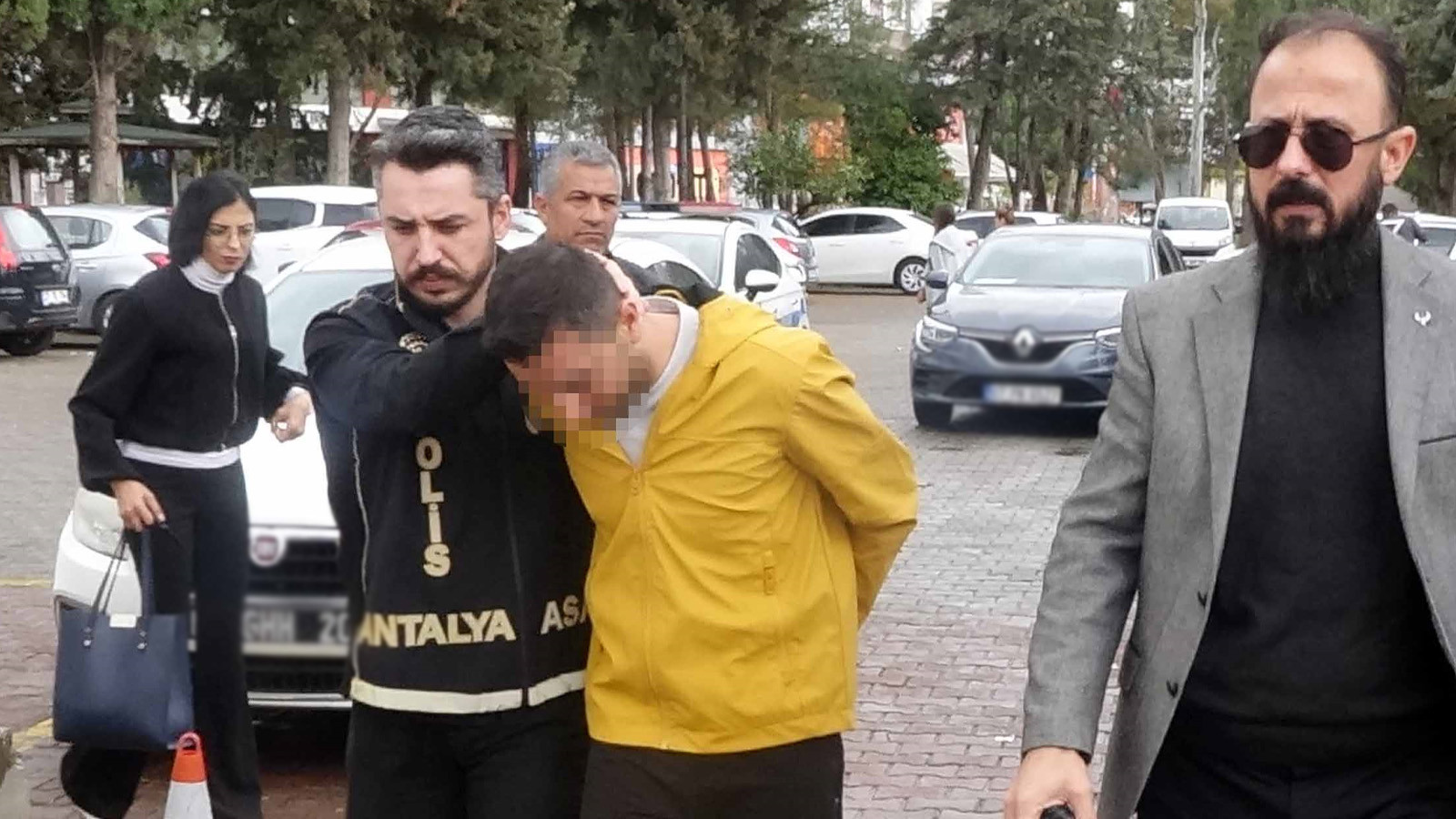 Antalya'da 'kız arkadaşımla neden görüşüyorsun' kavgası: Pompalı tüfekle ağır yaralandı