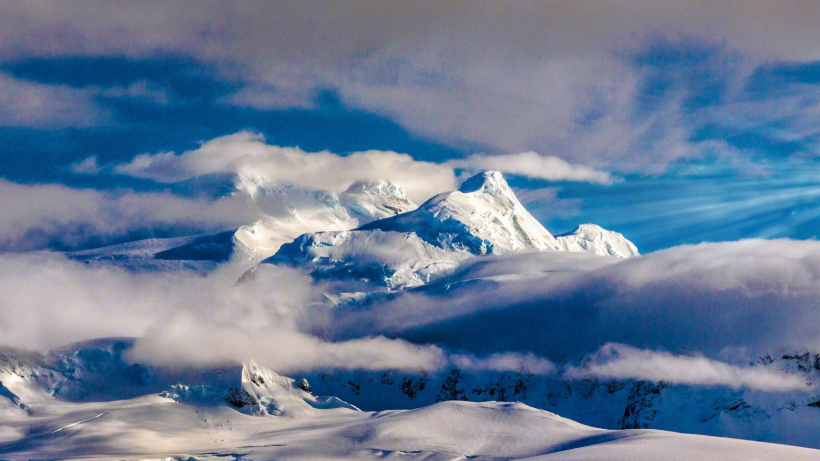 Antarktika'da eriyen buzların altında 'doğal olmayan' bir yapı keşfedildi