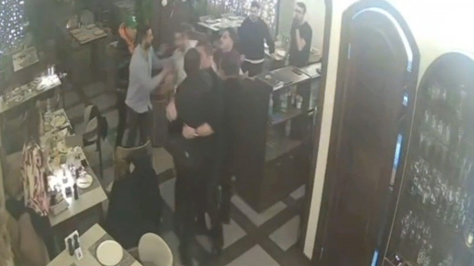 Belediye Başkanı restoranda çıkan kavgada darbedildi! O anlar kamerada