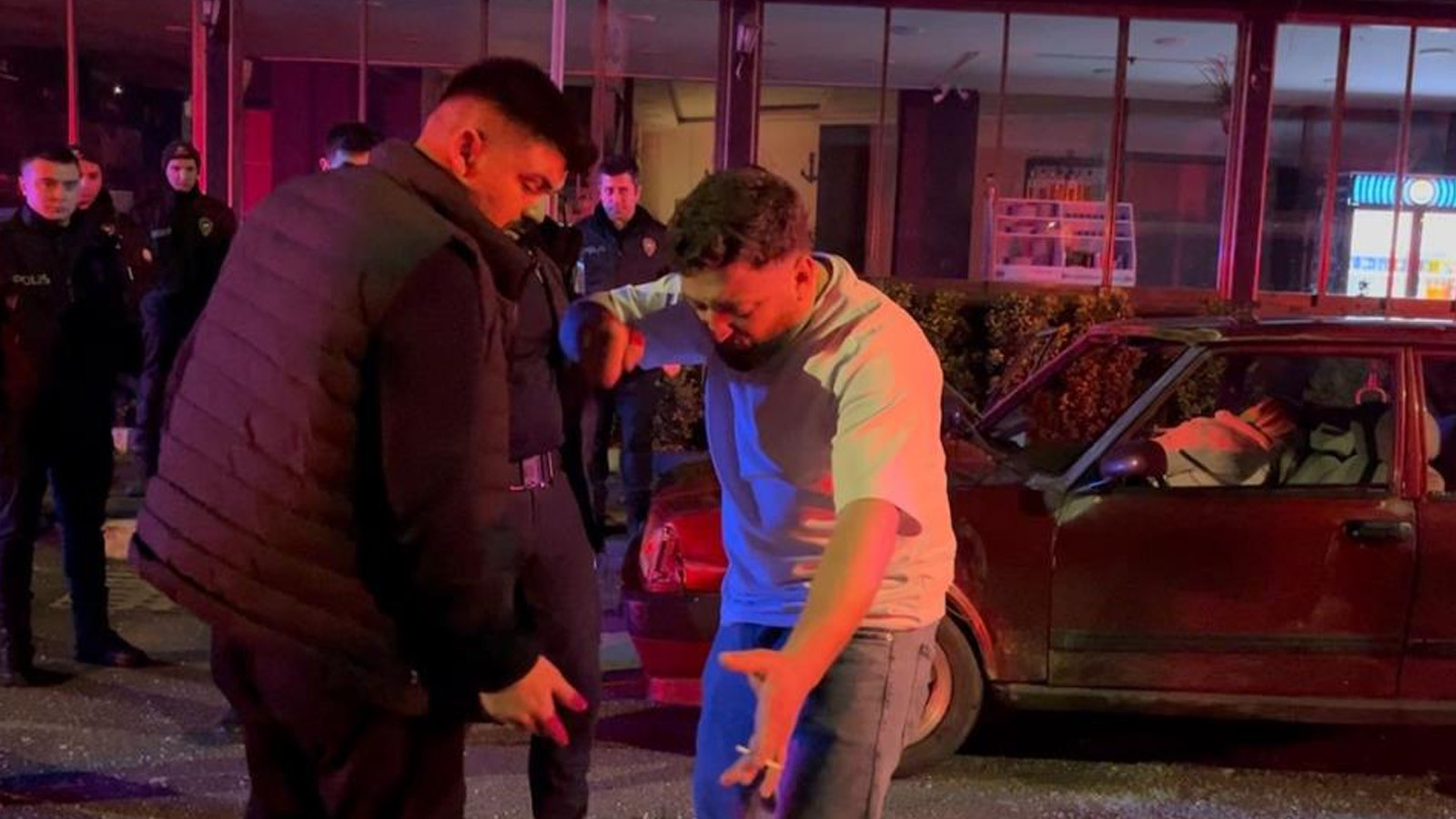 Eşinin yanında darbedildiğini iddia ederek aracını parçaladı