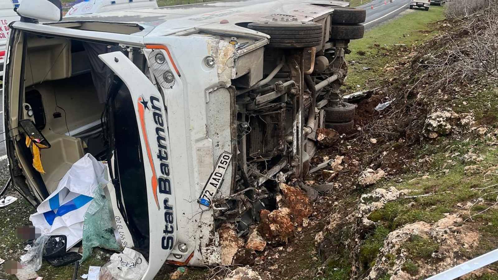 Mardin’de yolcu otobüsü devrildi: Çok sayıda yaralı var