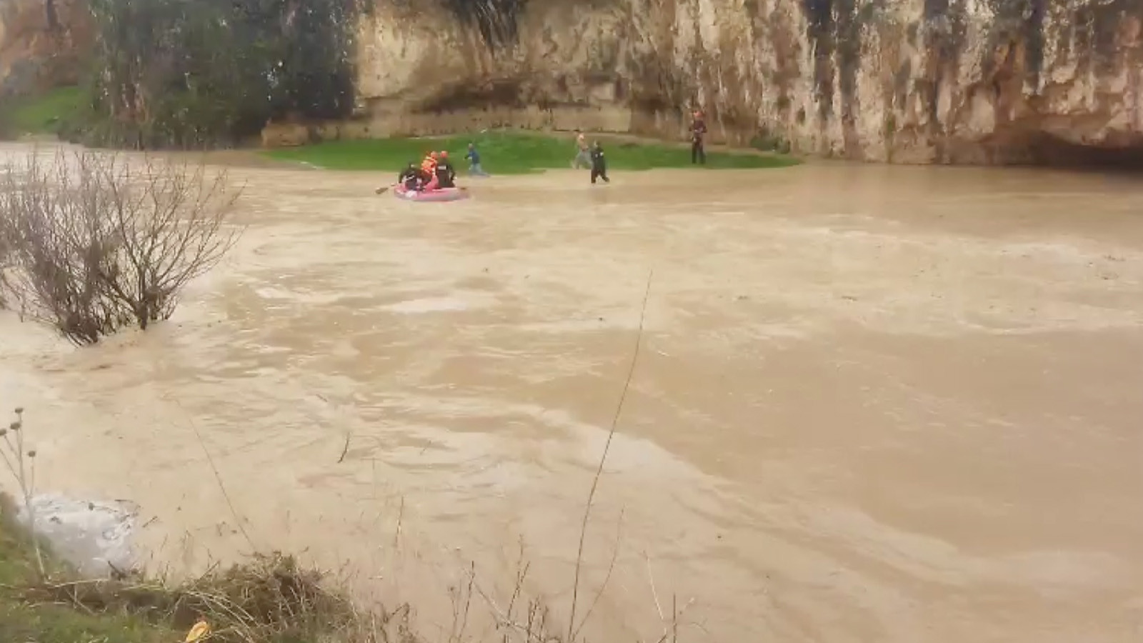 Sele kapılıp mağaraya sığınan çiftçileri ekipler kurtardı