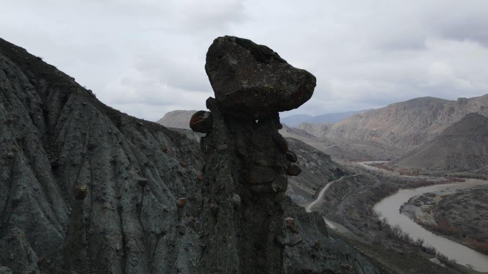 Erzincan'da dikkat çeken manzara; Kapadokya'yı andırıyor