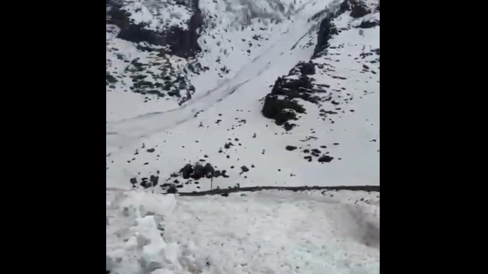 Hakkari'de çığ düşme anı görüntülendi
