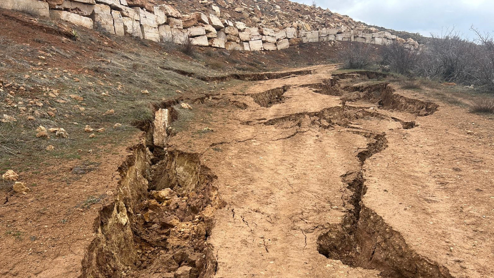 Köyde heyelan nedeniyle yolda derin çatlaklar oluştu