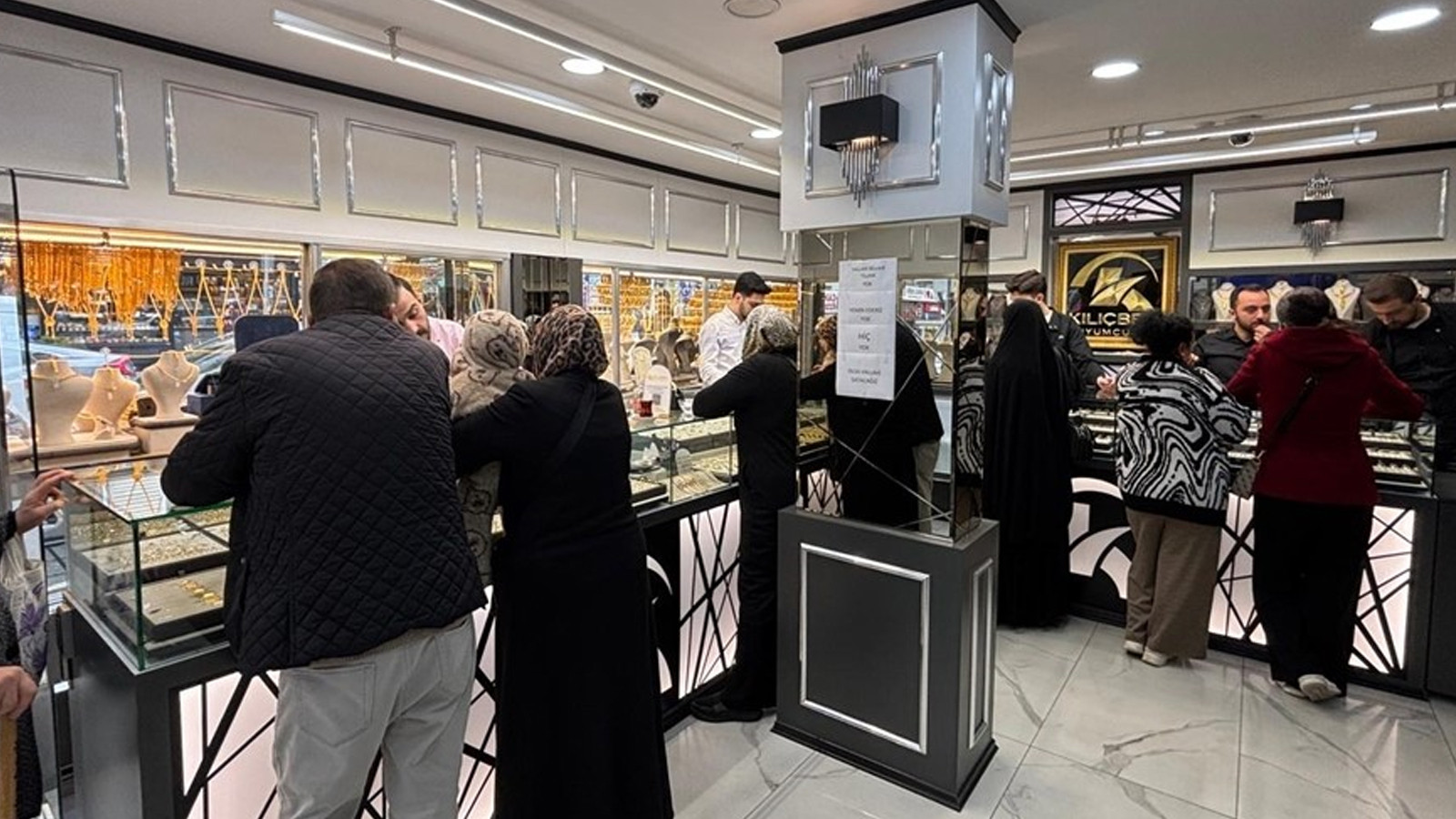 Satacak altın kalmadı, dükkanına bu yazıyı astı!