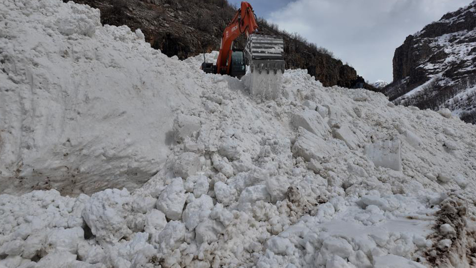 Son 30 yılın en büyük çığı; kentte ulaşım durdu