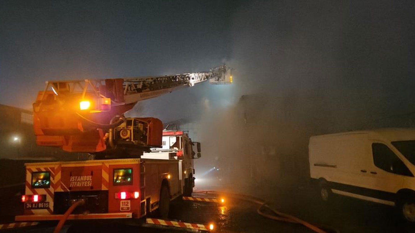 Sultangazi'de trafoda başlayan yangın depoyu kül etti