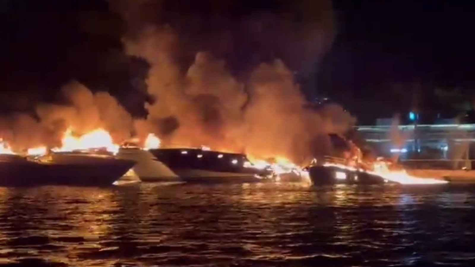 Ünlü iş insanının milyarlık yatı küle döndü, Aziz Yıldırım'ın yatı son anda kurtuldu