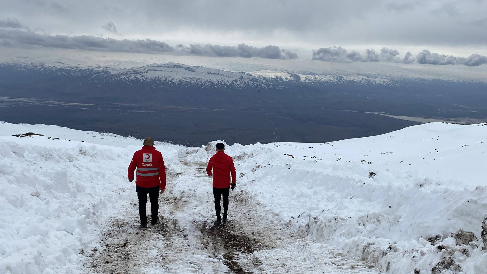 Zirvede kayboldu: Ağrı Dağı’nda kadın dağcı için seferberlik