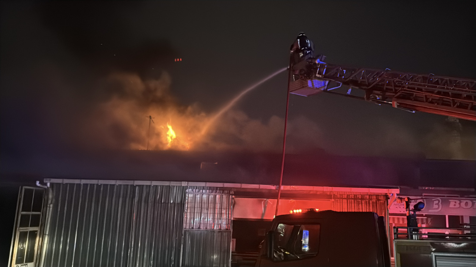 Edirne’de iki iş yerini etkileyen yangın söndürüldü